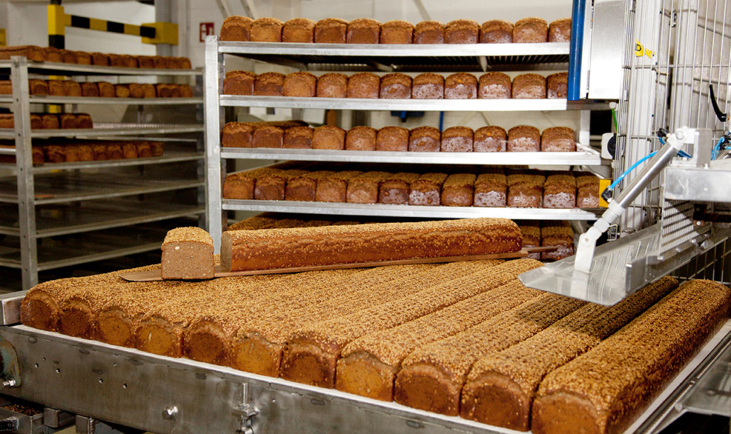 Frisch-gebackenes-Mestemacher-Mandel-Eiweißbrot-aus-unserer-Großbäckerei