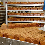 Frisch-gebackenes-Mestemacher-Mandel-Eiweißbrot-aus-unserer-Großbäckerei